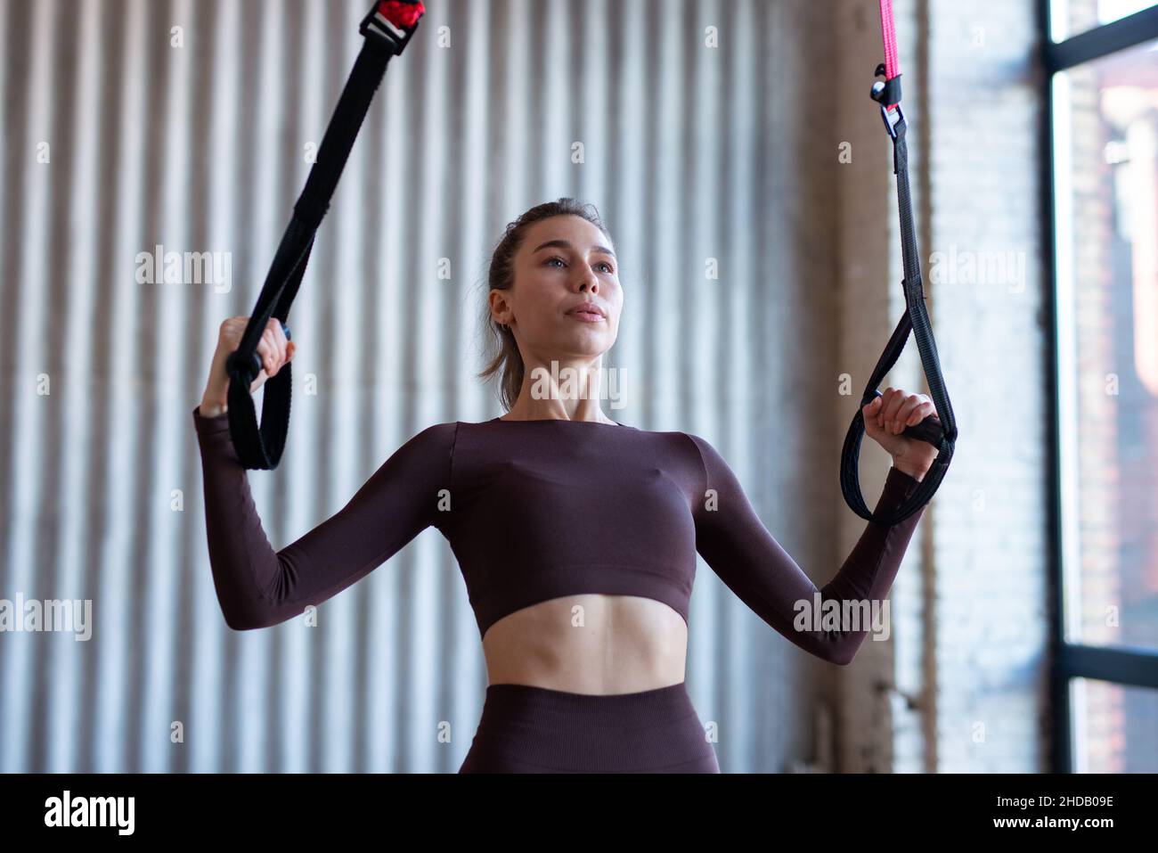 Fit Woman Training mit Fitness trx Straps. Stockfoto