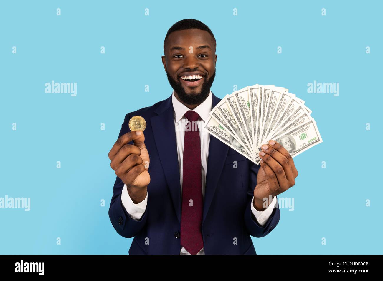 Krypto-Handel. Happy Black Geschäftsmann Holding Golden Bitcoin Münze Und Dollar Cash Stockfoto