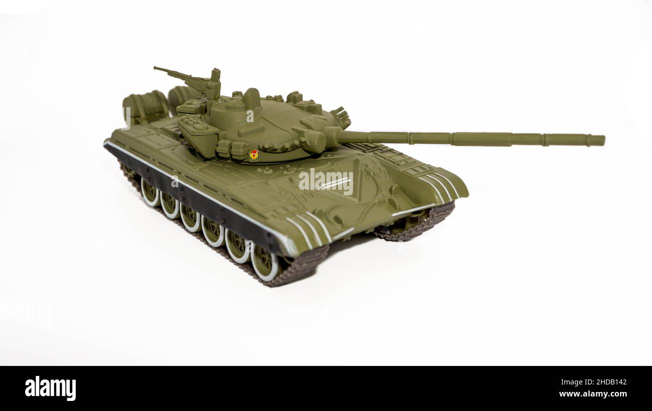 Nahaufnahme eines auf weißem Hintergrund isolierten Miniatur-Panzers T-72 mit sowjetischem/russischem Hauptkampf Stockfoto