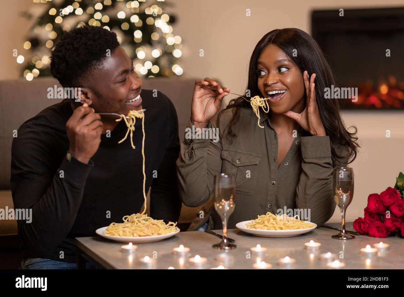 Schwarze Ehegatten essen Pasta feiern den Valentinstag zu Hause Stockfoto
