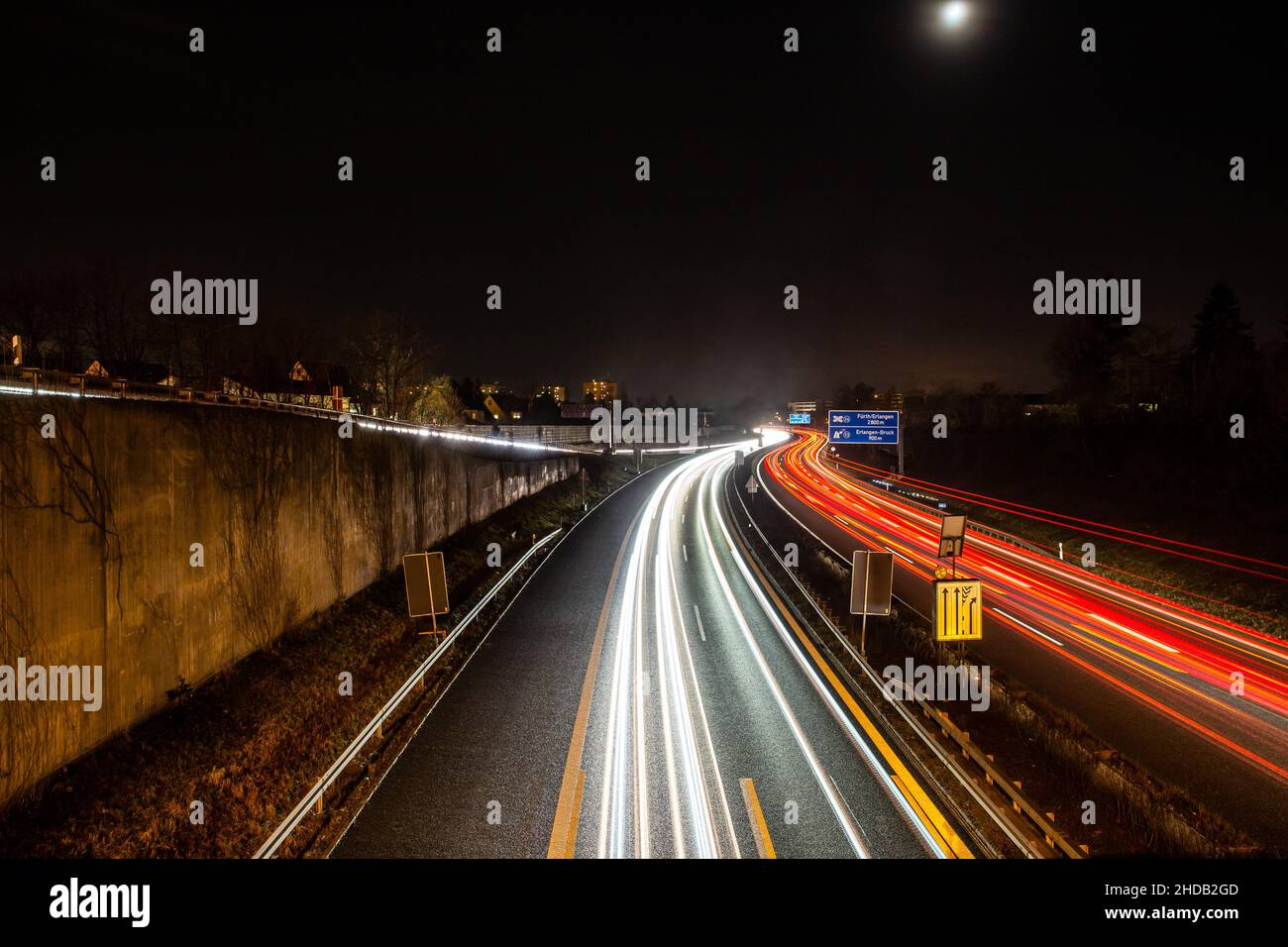 Nächtlicher Verkehr in der Stadt auf der deutschen Autobahn in erlangen Stockfoto