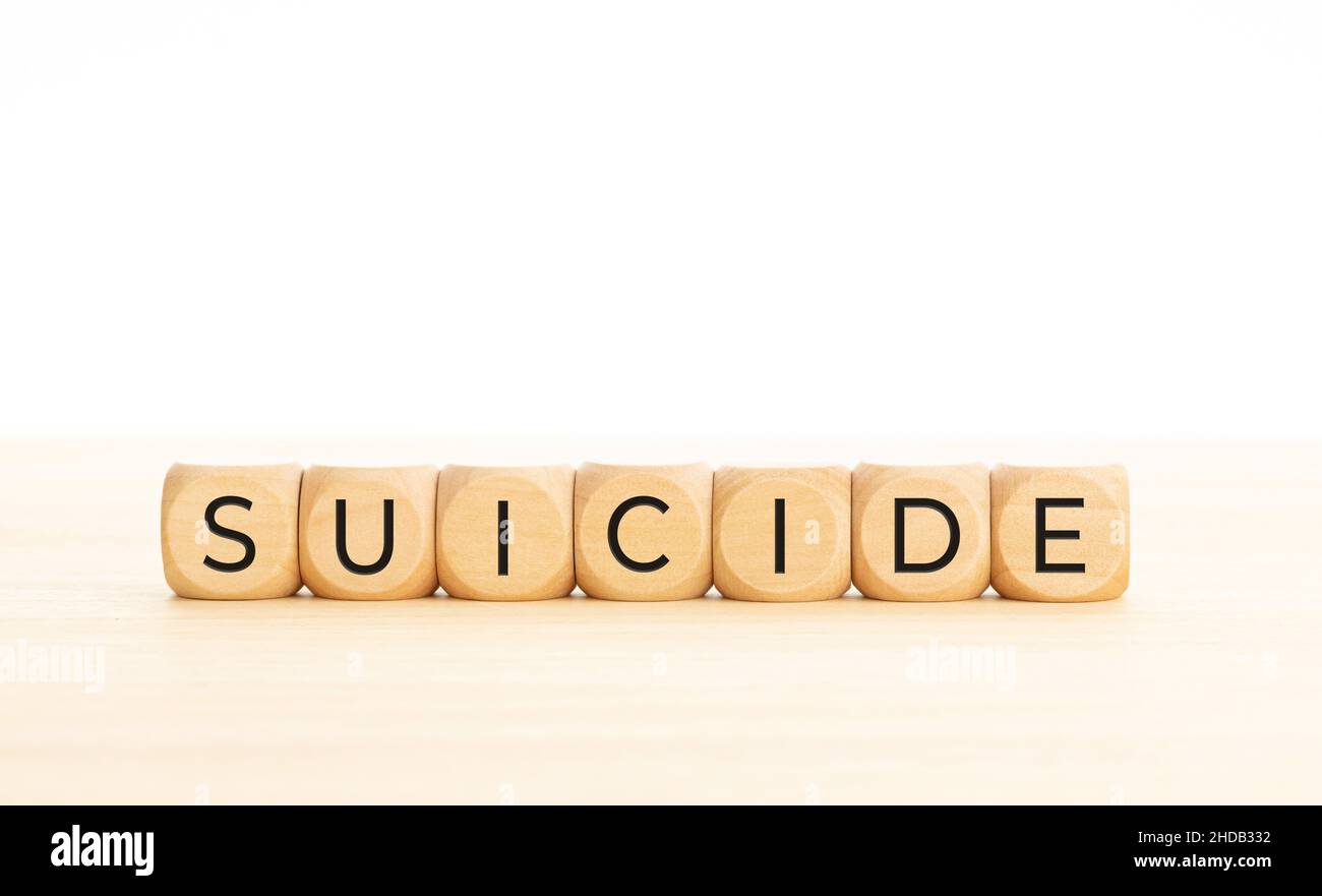 Suicide-Konzept. Wort auf Holzblock. Speicherplatz kopieren. Weißer Hintergrund Stockfoto