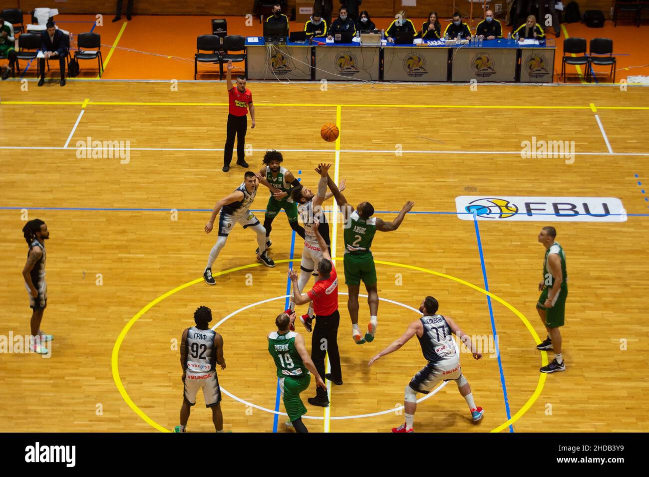 KHARKIV, UKRAINE - 4. JANUAR 2022: Das Basketballspiel des Ukrainischen Cups BC Sokoly gegen BC Khimik Stockfoto