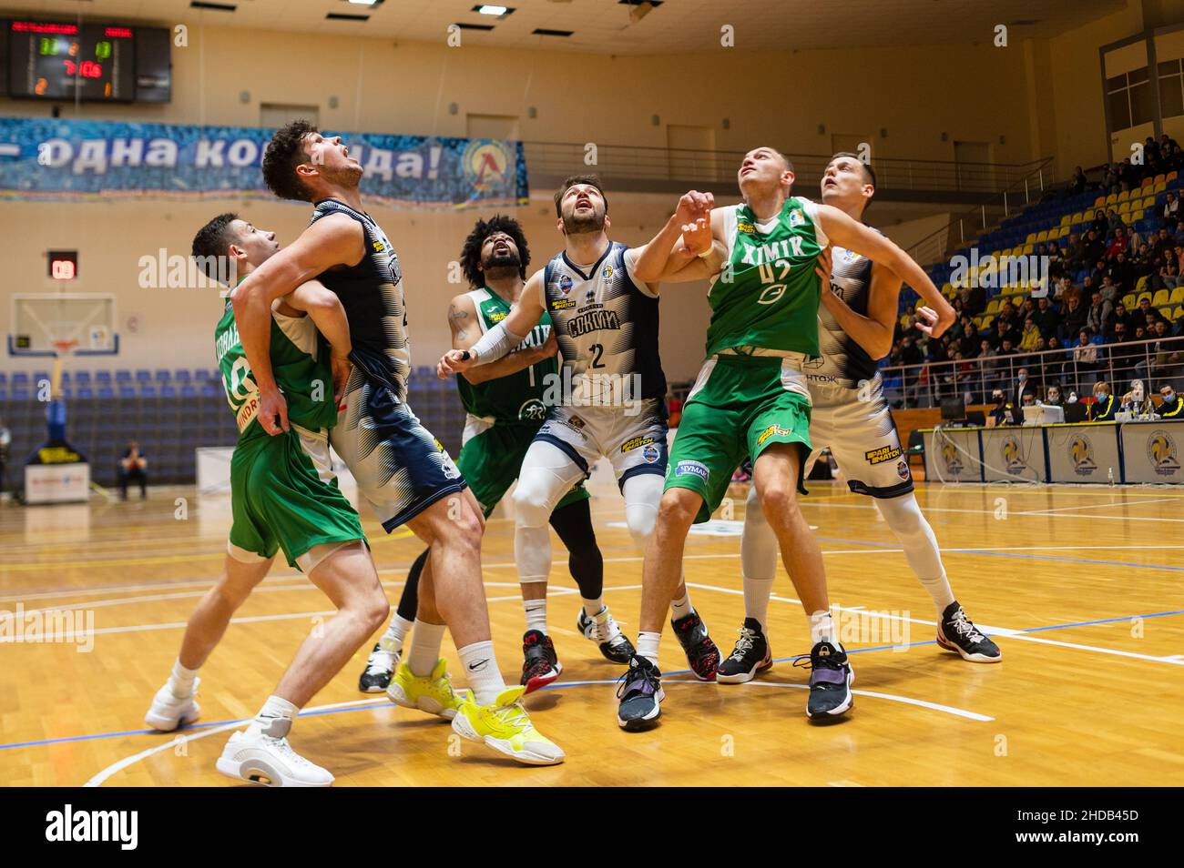 KHARKIV, UKRAINE - 4. JANUAR 2022: Das Basketballspiel des Ukrainischen Cups BC Sokoly gegen BC Khimik Stockfoto