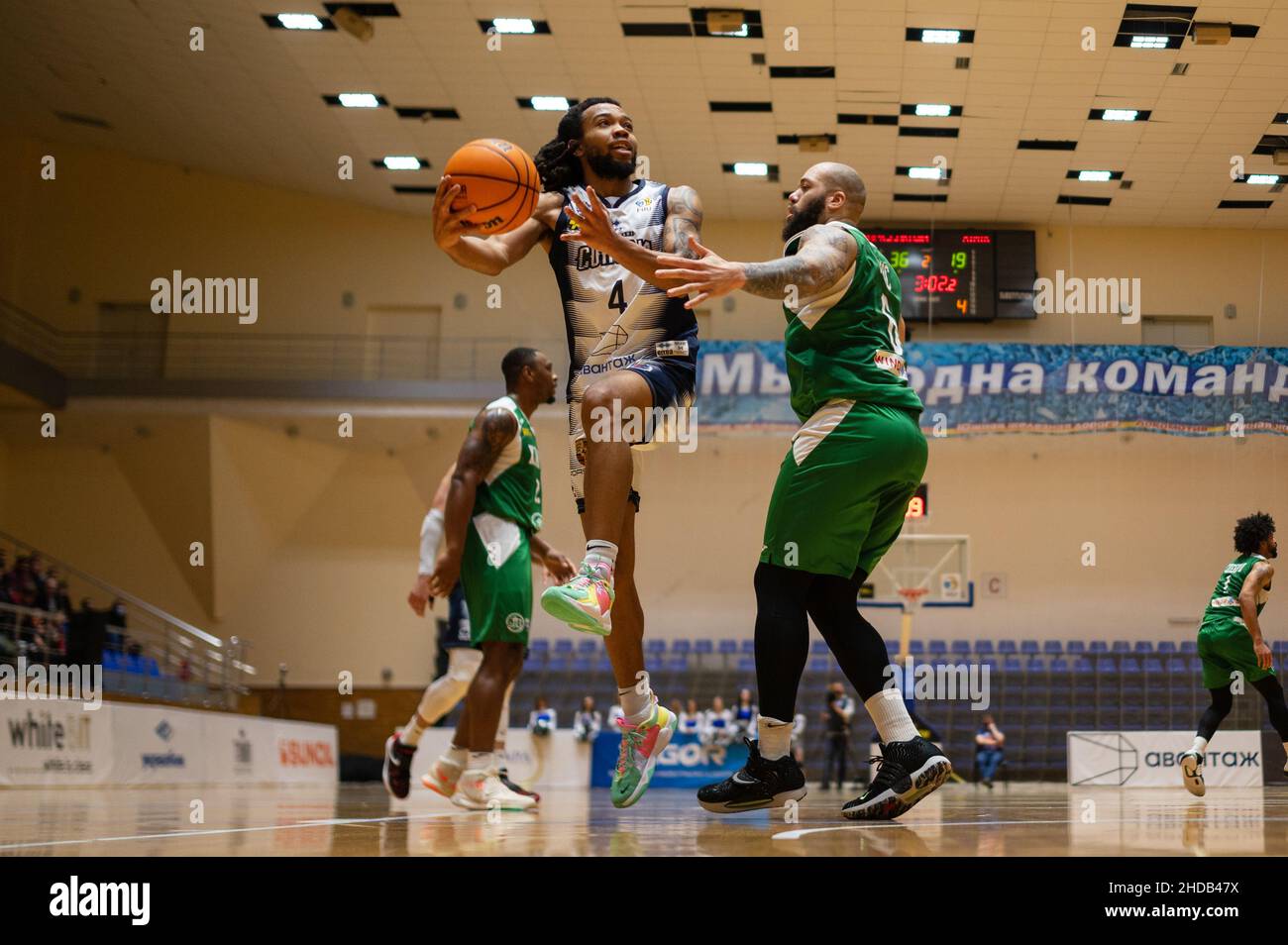 KHARKIV, UKRAINE - 4. JANUAR 2022: Das Basketballspiel des Ukrainischen Cups BC Sokoly gegen BC Khimik Stockfoto