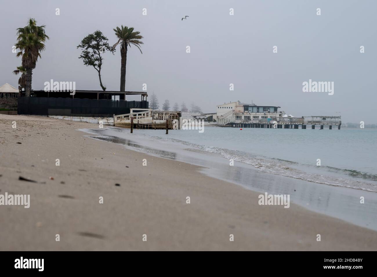 Strandszene Banner und Traumhäuser im Nebel bei Sonnenaufgang im ruhigen Meer mit Ruhe und Frieden. Stockfoto