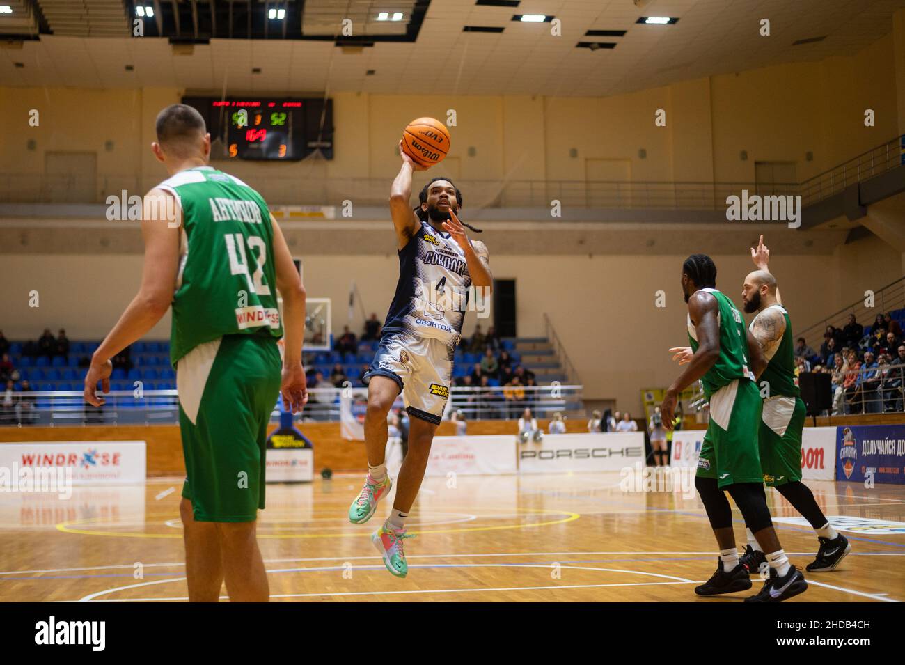 KHARKIV, UKRAINE - 4. JANUAR 2022: Das Basketballspiel des Ukrainischen Cups BC Sokoly gegen BC Khimik Stockfoto