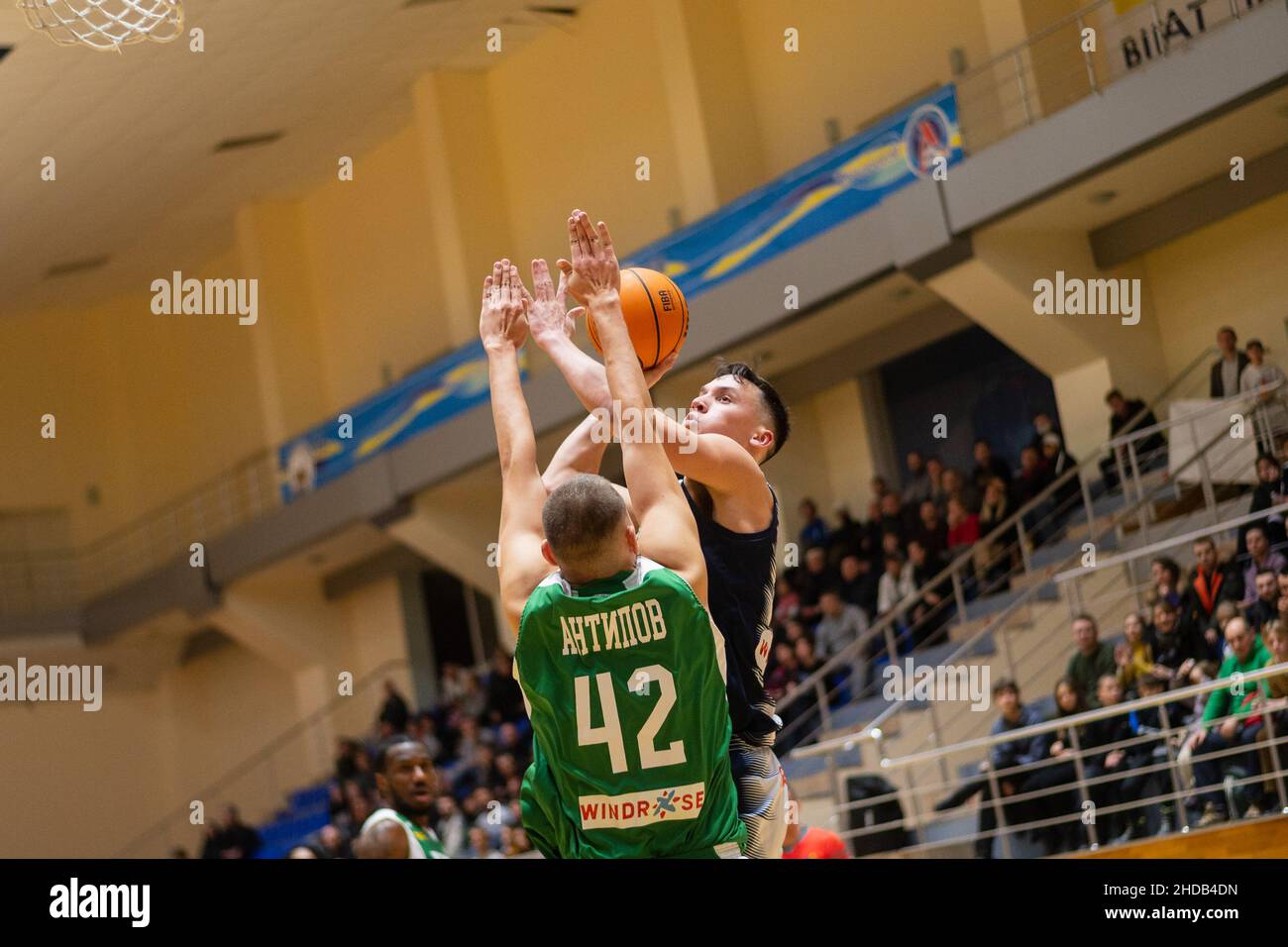 KHARKIV, UKRAINE - 4. JANUAR 2022: Das Basketballspiel des Ukrainischen Cups BC Sokoly gegen BC Khimik Stockfoto