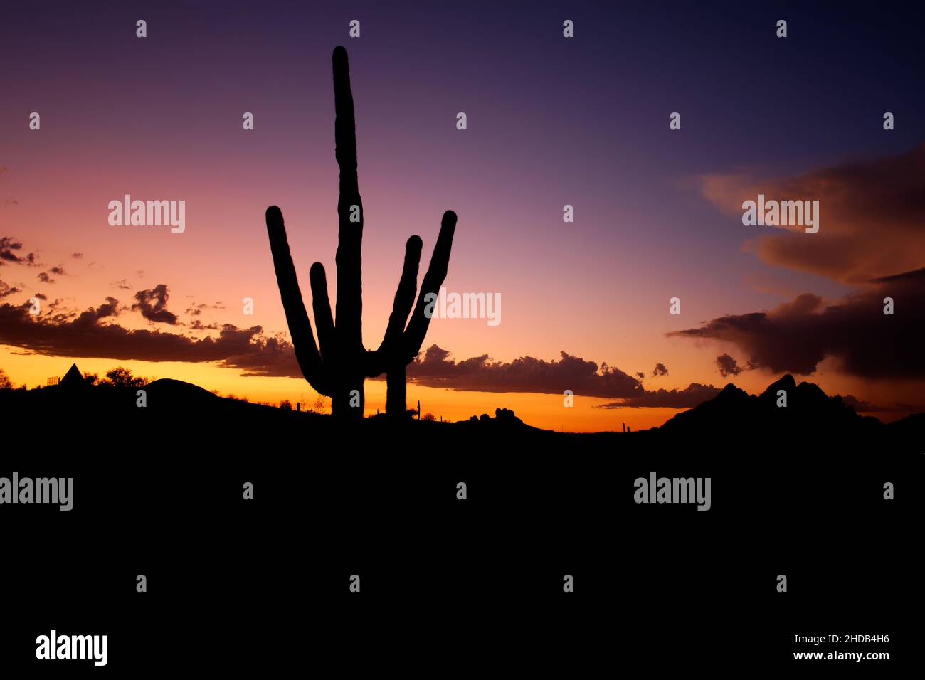 Die Sonne untergeht über dem Papago Park, Phoenix, USA Stockfoto