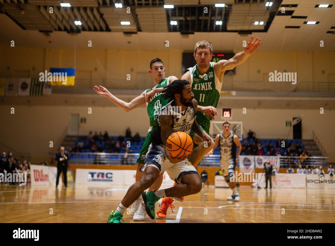 KHARKIV, UKRAINE - 4. JANUAR 2022: Das Basketballspiel des Ukrainischen Cups BC Sokoly gegen BC Khimik Stockfoto