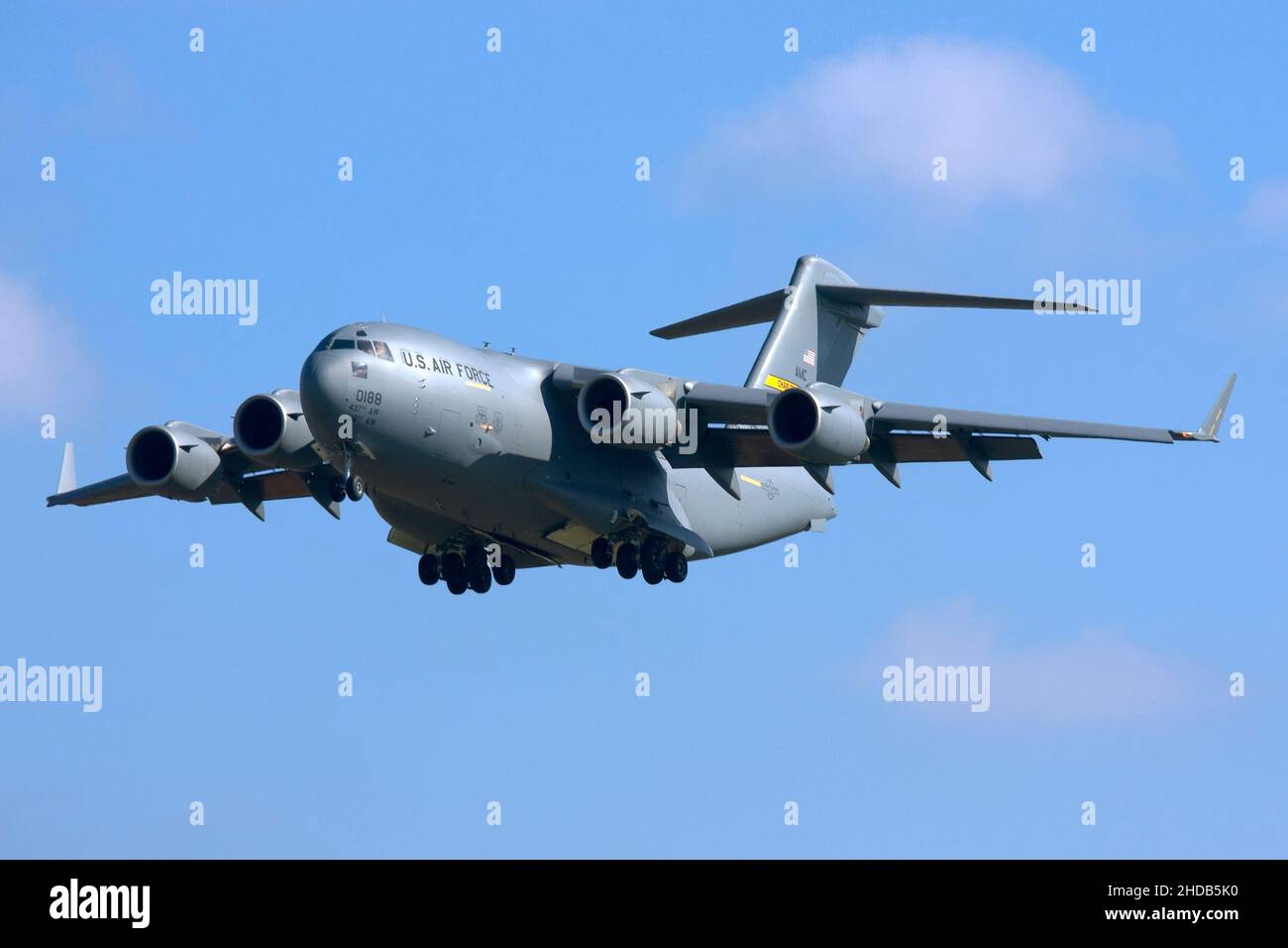 United States Air Force Boeing C-17A Globemaster III (Reg.: 01-0188) an einem sonnigen Wintertag auf der Finalbahn 31. Stockfoto