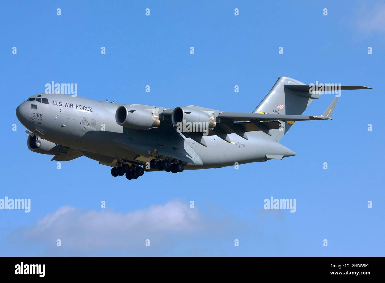 United States Air Force Boeing C-17A Globemaster III (Reg.: 01-0188) an einem sonnigen Wintertag auf der Finalbahn 31. Stockfoto
