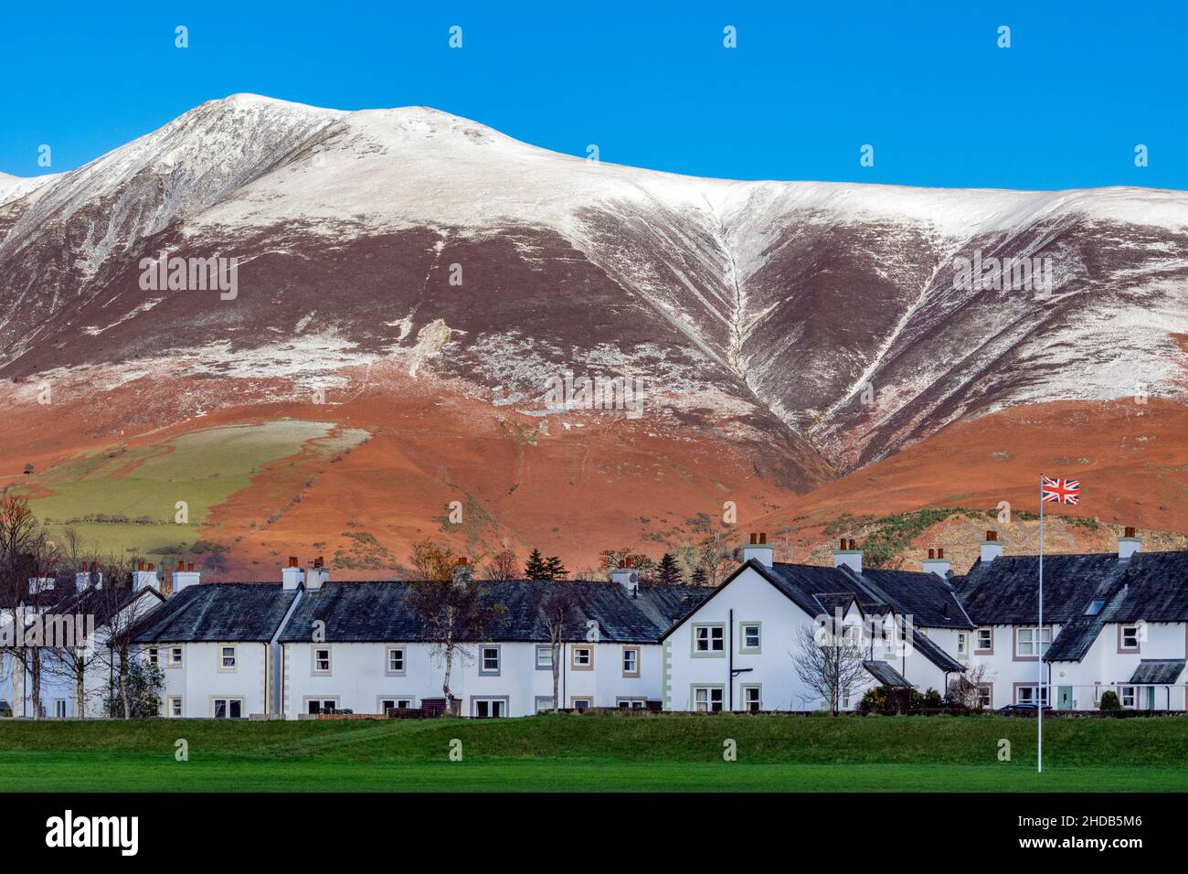 Schnee auf den Bergen rund um die Stadt Keswick im Lake District in Cumbria, Nordwestengland. Stockfoto
