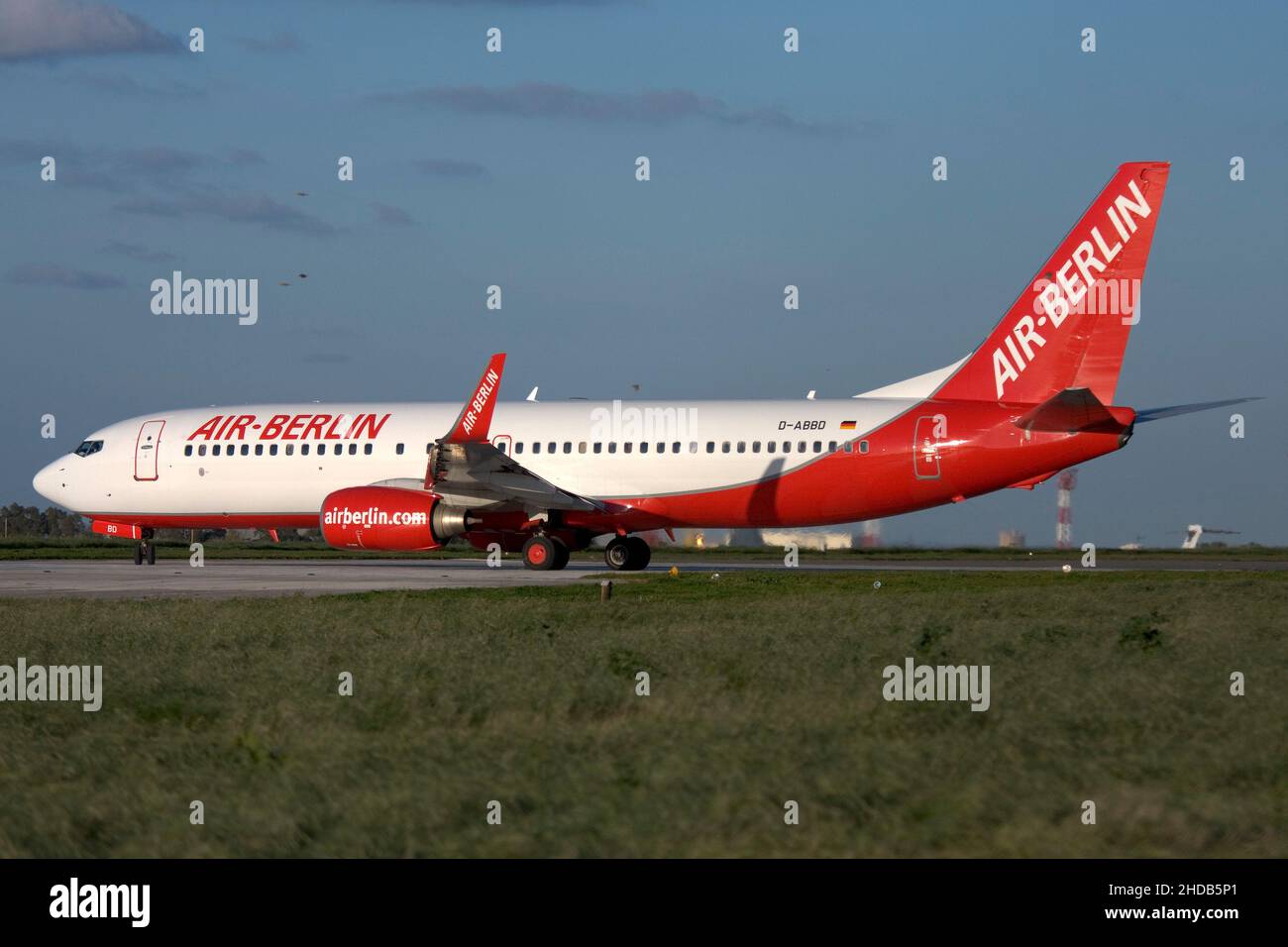 Air Berlin Boeing 737-86J (Reg.: D-ABBD), die zur Startbahn 05 aufbricht. Stockfoto