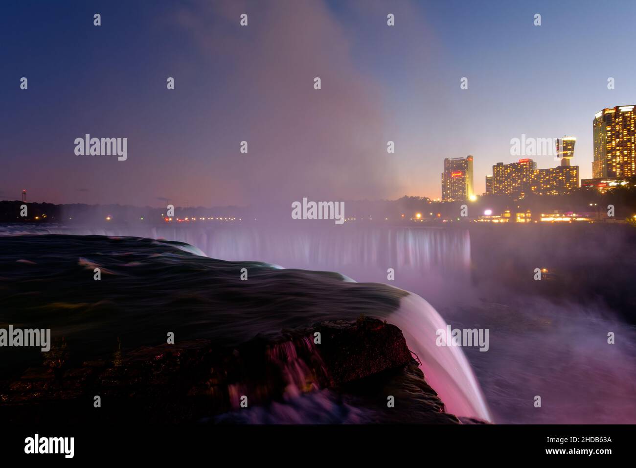 Die Horseshoe Falls und Niagra, aufgenommen von der amerikanischen Seite. Stockfoto