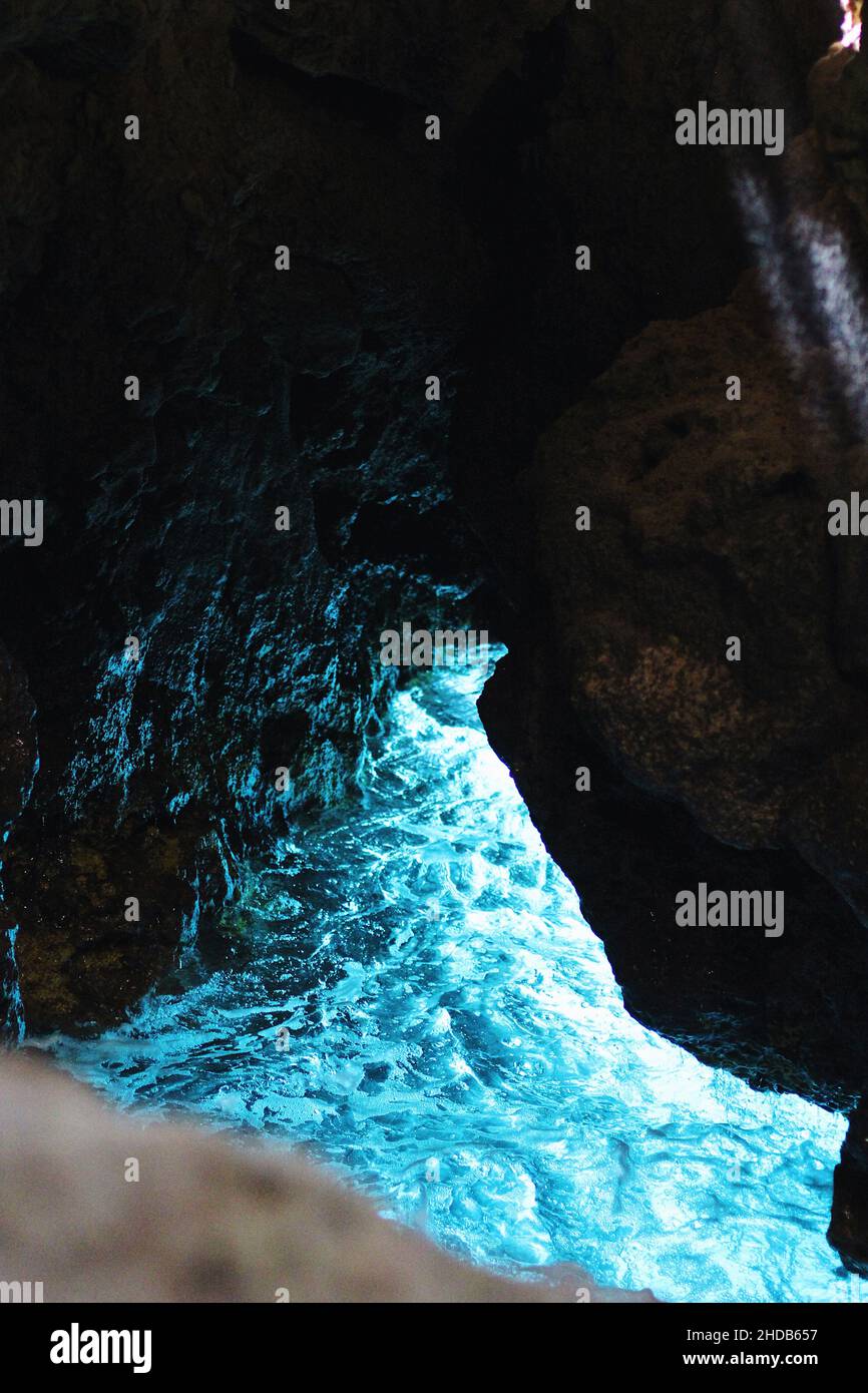 Höhle mit türkisblauem Meerwasser Stockfoto