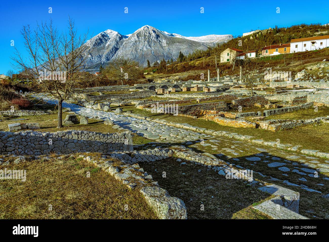 Alte Ruinen der römischen archäologischen Stätte von Alba Fucens. Im Hintergrund die Gipfel von Velino. Massa d'Albe, Abruzzen Stockfoto