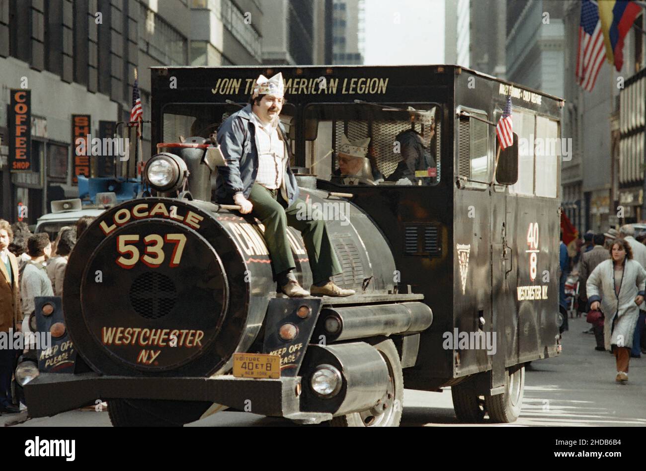 Eine alte Dampfmaschine während der Columbus Day Parade in den frühen achtziger Jahren in New York, USA Stockfoto