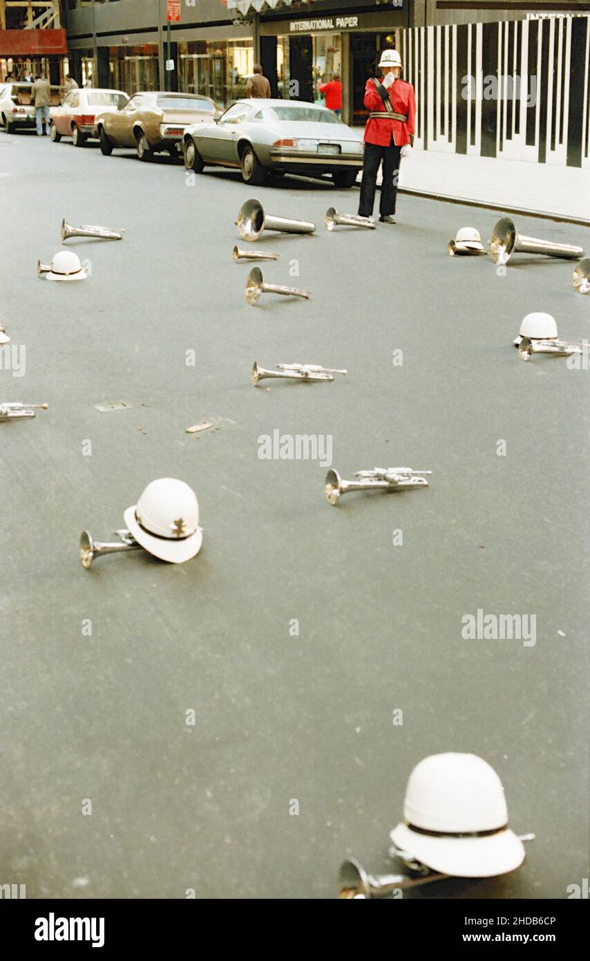 Eine Musikkapelle in Militäruniformen lässt ihre Instrumente und Helme auf der Straße liegen, um während der Columbus Day Parade in den frühen achtziger Jahren in New York, USA, eine Pause einzulegen Stockfoto