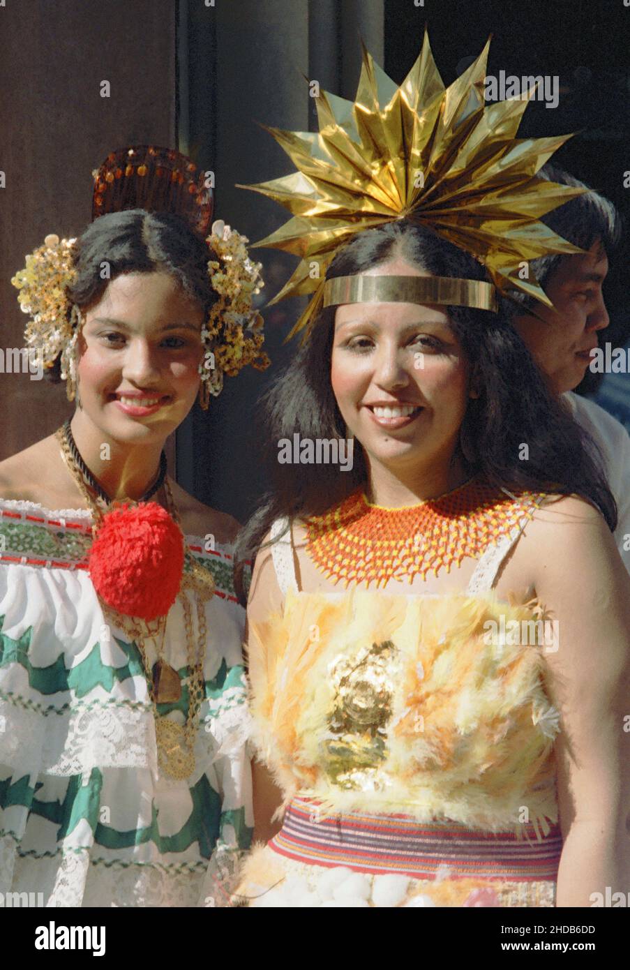 Zwei junge hispanische Frauen in traditioneller Kleidung während der Columbus Day Parade in den frühen achtziger Jahren in New York, USA Stockfoto