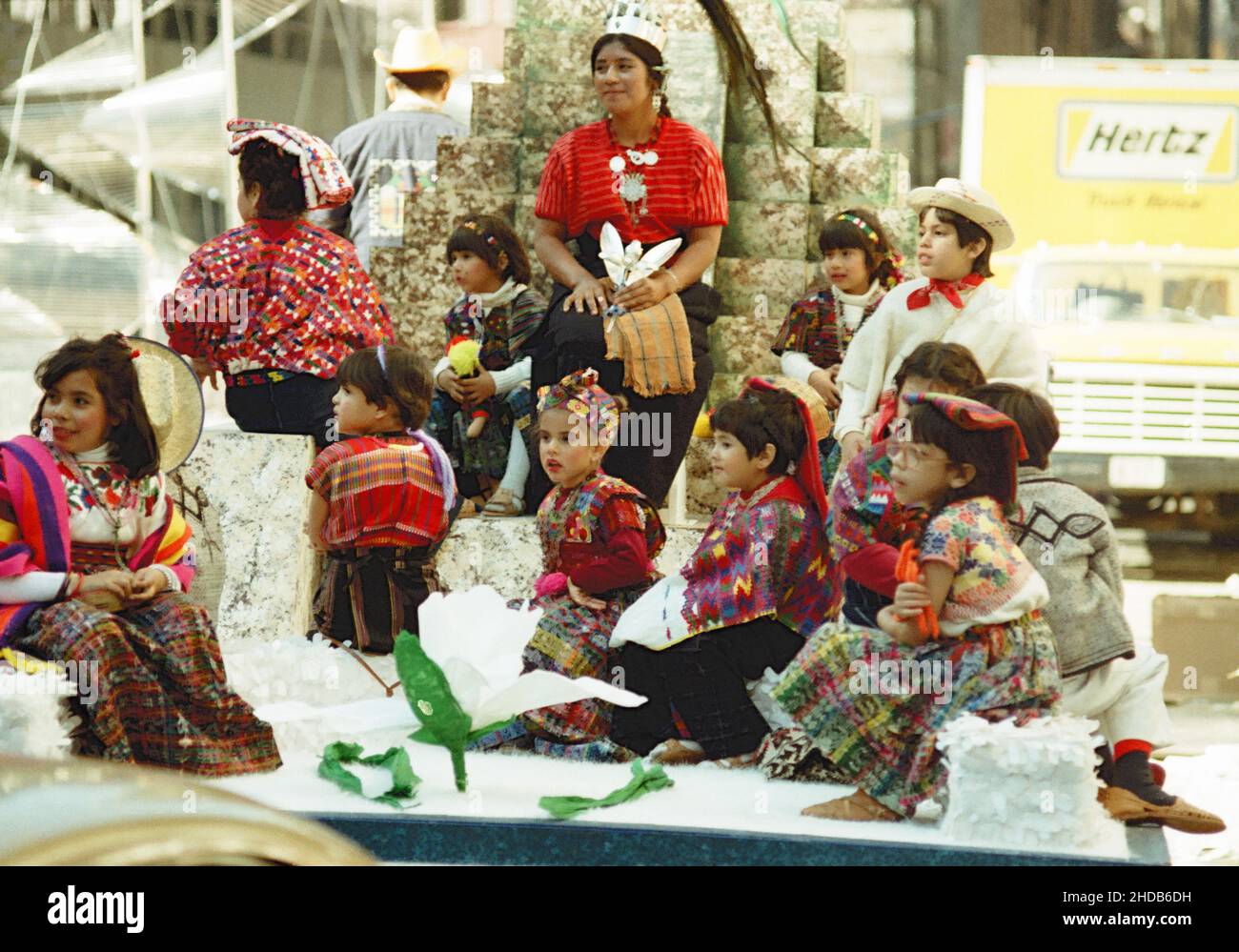 Eine Gruppe von hispanischen Kindern, die während der Columbus Day Parade in den frühen achtziger Jahren in New York, USA, auf einem Festwagen sitzen Stockfoto