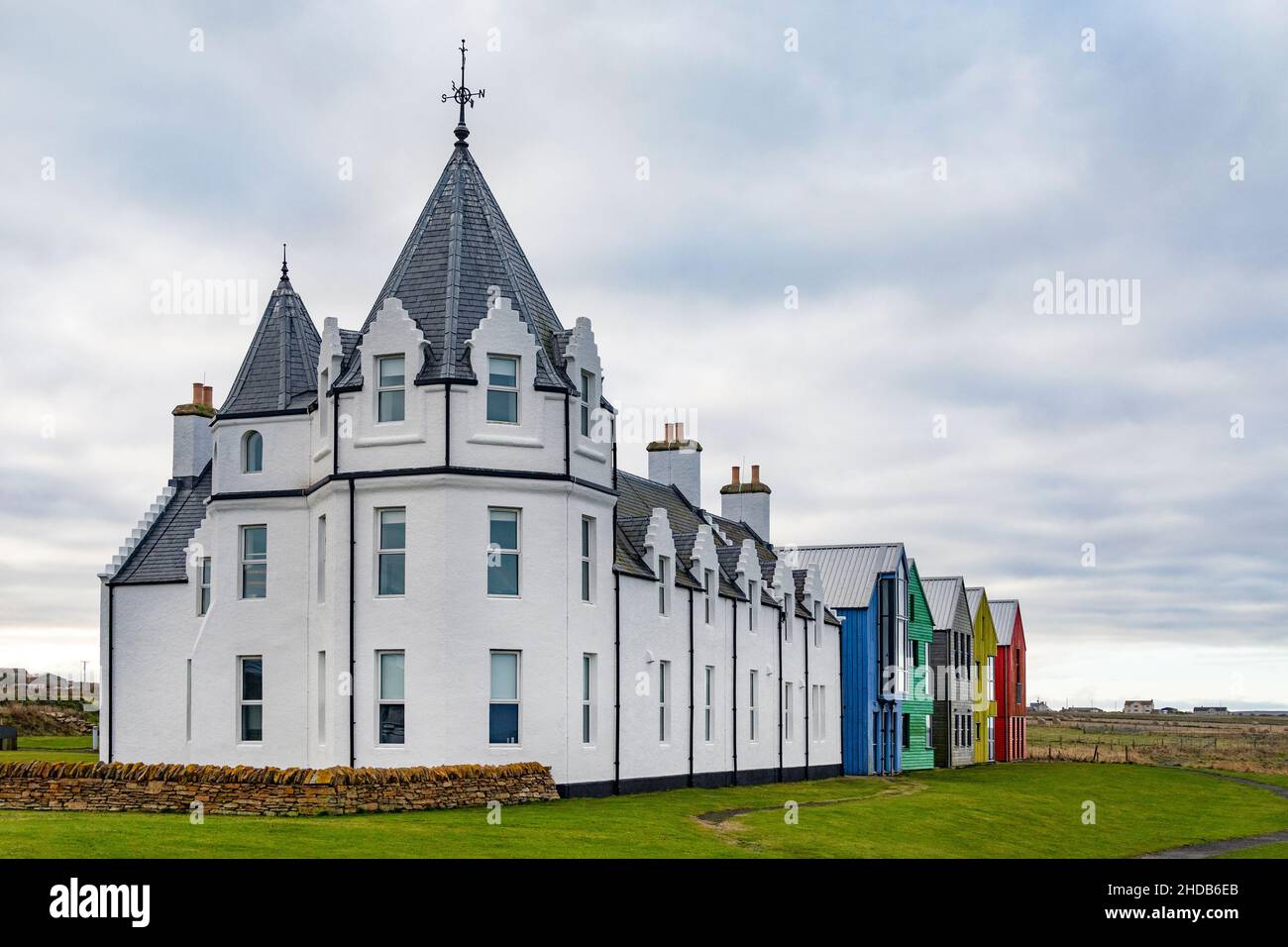 John o' Groat's House (jetzt ein Hotel) im John o'Groats in Caithness an der Nordküste Schottlands. John o' Groats liegt auf dem britischen Nordenmeister Stockfoto