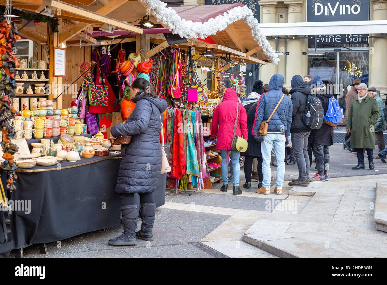 Budapest, Ungarn - 31. Dezember 2018: Weihnachtsmarktstände in Budapest, Ungarn Stockfoto