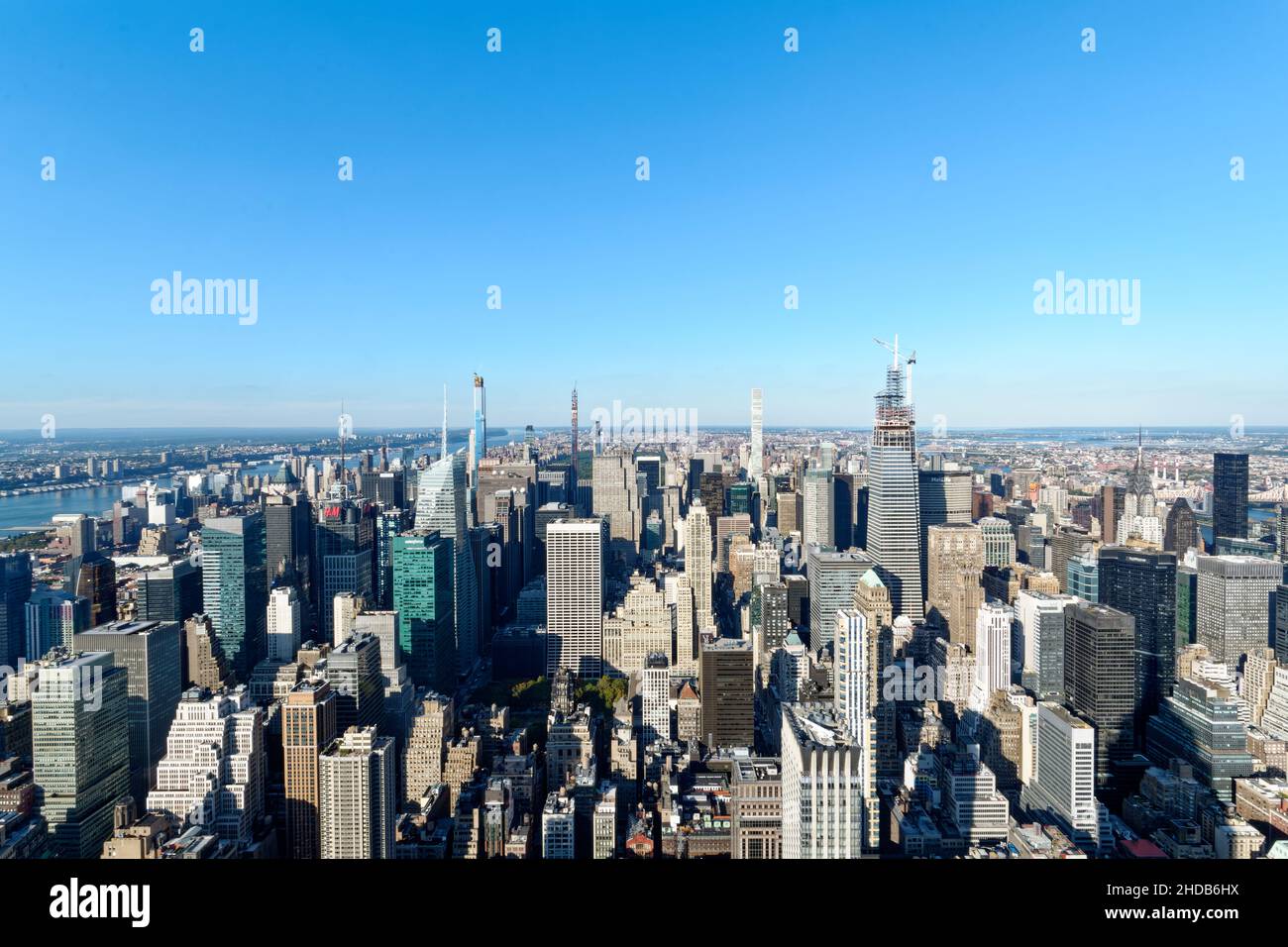 Manhattan Island erstreckt sich an einem klaren Tag. Stockfoto