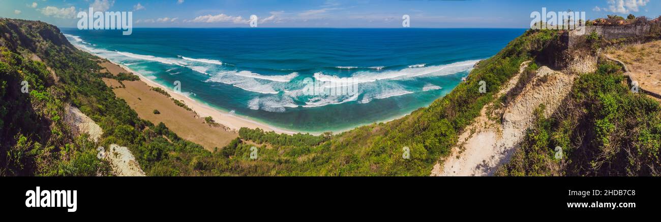 Top Luftaufnahme von Schönheit Bali Beach. Leere Paradies Strand, blaues Meer Wellen in Insel Bali, Indonesien. Von Suluban und Nyang Nyang Ort Stockfoto