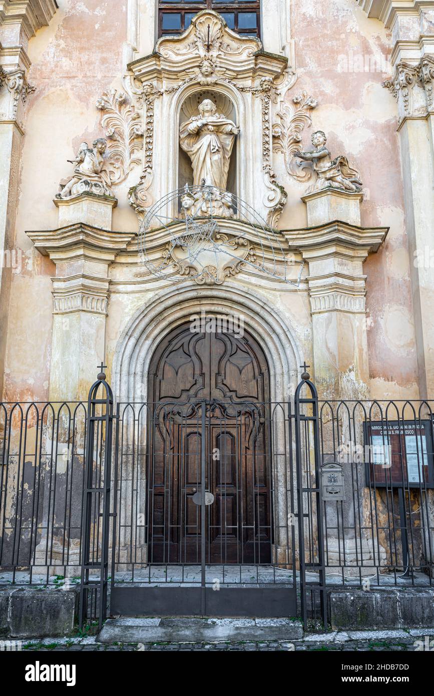 Die barocke Kirche San Giovanni in Platea, bekannt als „San Francesco“. Über dem Haupteingang befindet sich eine Statue der Unbefleckten Jungfrau. Venafro, Molise Stockfoto