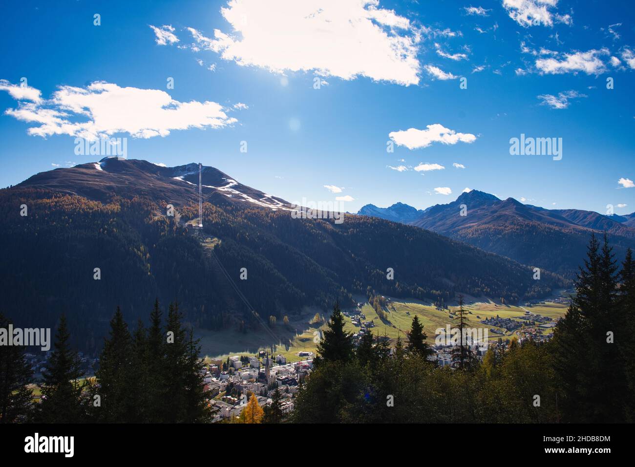 Blick auf Jakobshorn, Davos Schweiz von der Schatzalp an einem sonnigen, schönen Herbsttag, Naturtanken Stockfoto