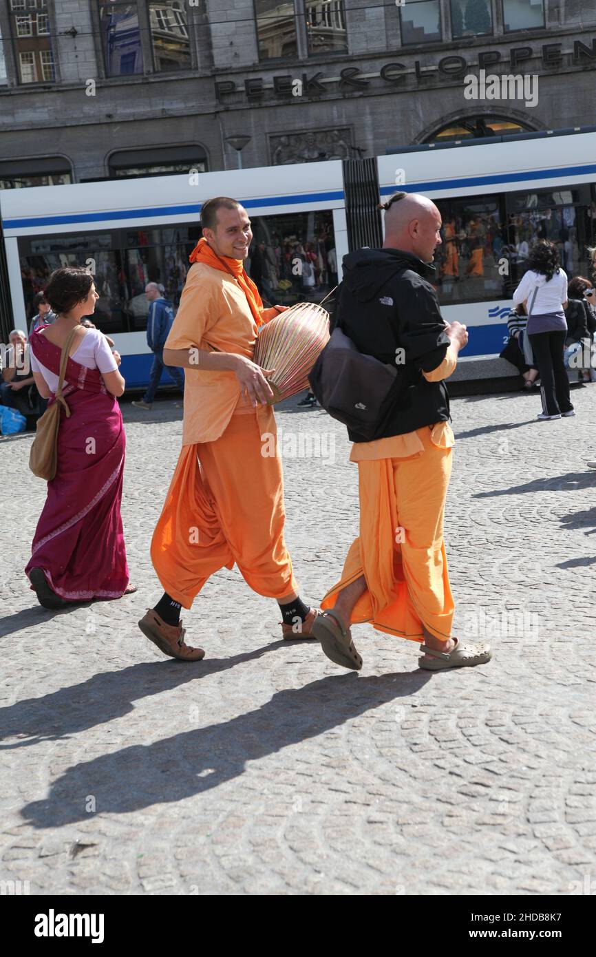 Mitglieder der Hare Krishna-Bewegung wlken und musizieren durch das Stadtzentrum von Amsterdam. Stockfoto