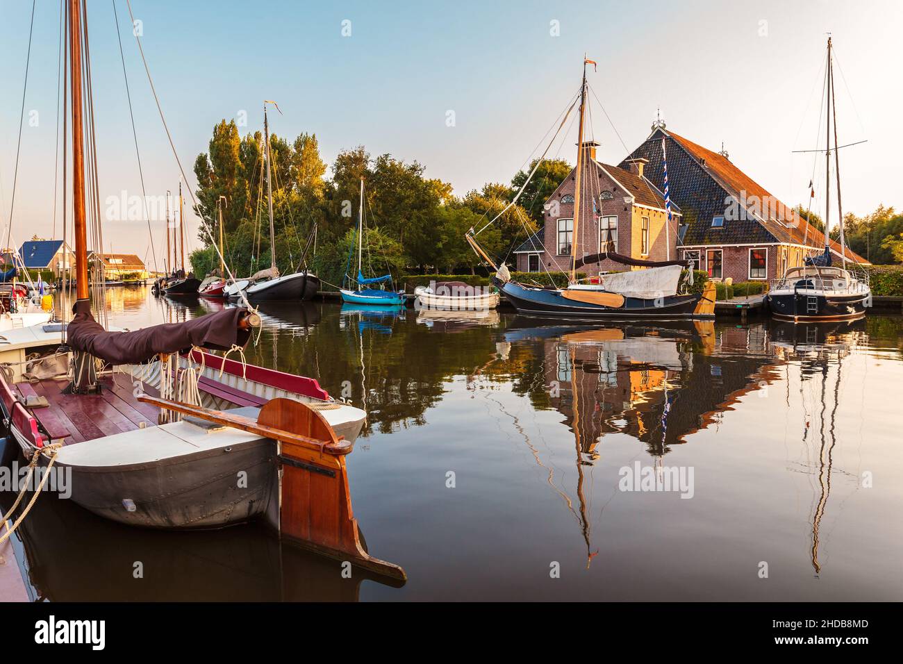 Segelboote in der niederländischen Provinz Friesland bei Sonnenuntergang Stockfoto