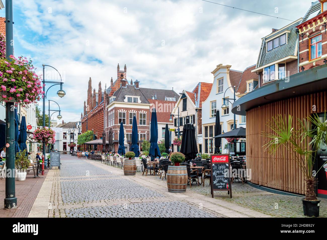 ARNHEM, NIEDERLANDE - 19. SEPTEMBER 2016: Sommeransicht des Stadtzentrums mit Geschäften, Bars und Restaurants in Arnhem, Niederlande Stockfoto