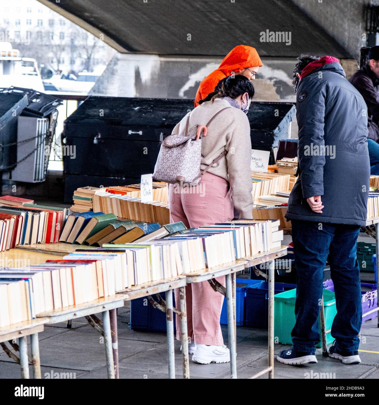 London England UK Januar 02 2022, People Browsing Second Hand Market Book Stall Southbank London Stockfoto