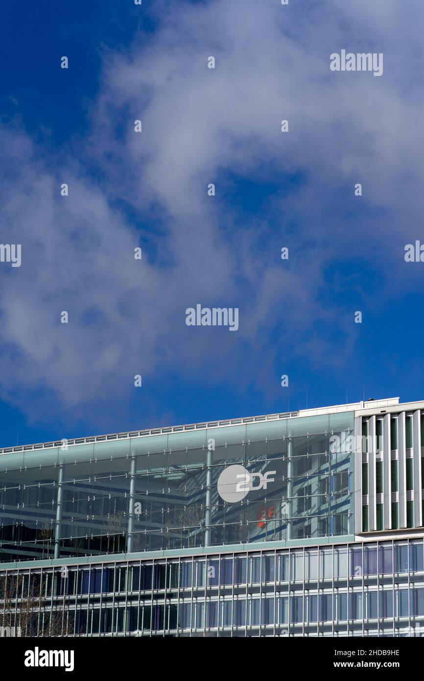 Hamburg, 26. Februar 2021: Blick von Grund auf das Markenlogo des öffentlich finanzierten Fernsehunternehmens ZDF im modernen Bürogebäude in Hambur Stockfoto