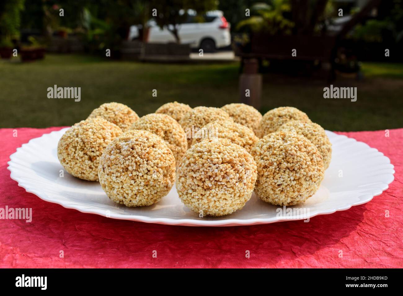 Köstliche Rajgira laddu oder Amaranth ladoo in weißer Platte auf rosa Hintergrund Raum, um Text-Schriften zu schreiben. Makar sankranti Essen Indische Süßigkeit für Tradition Stockfoto