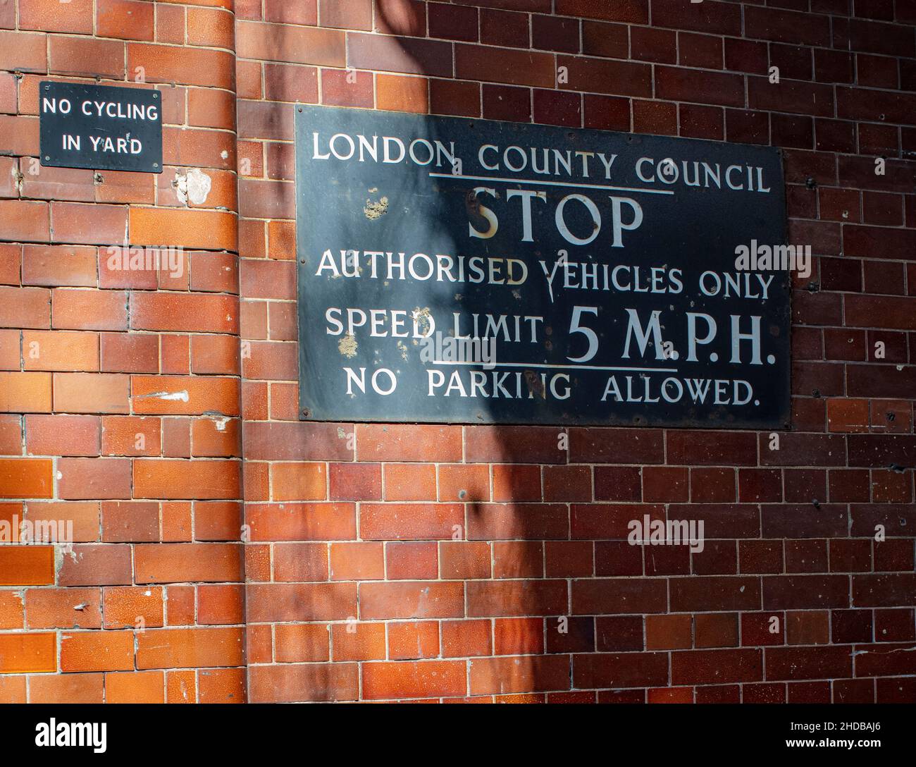 Stoppschild des London County Council (LCC) im Zentrum von London; Höchstgeschwindigkeit von 5 MPH Stockfoto