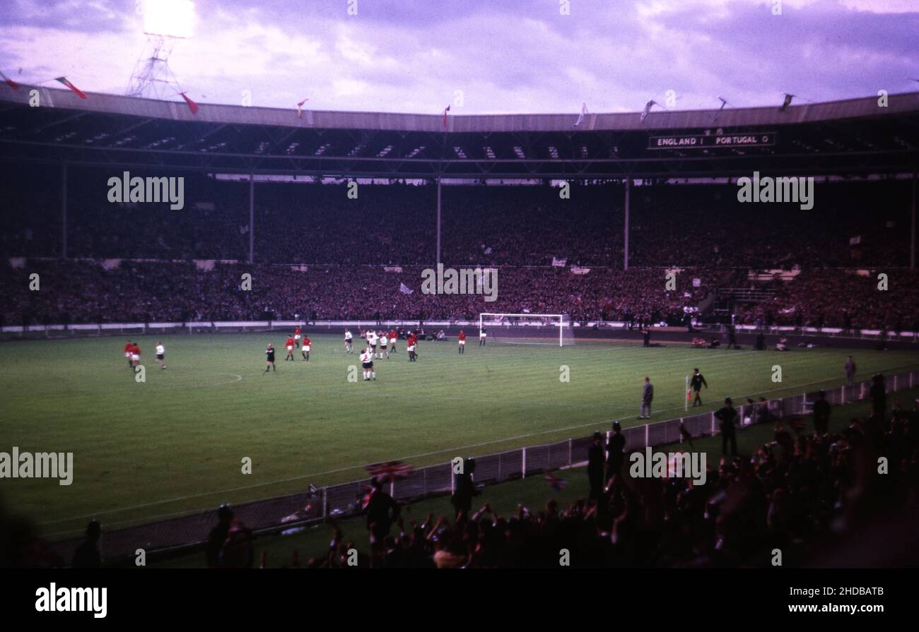 WM-Finale 1966 Fan Amateur Fotos von den Ständen 26. Juli 1966 Halbfinale England gegen Portugal England Spieler feiern ihr Tor 2nd von Bobby Charlton Foto von Tony Henshaw Archiv Stockfoto