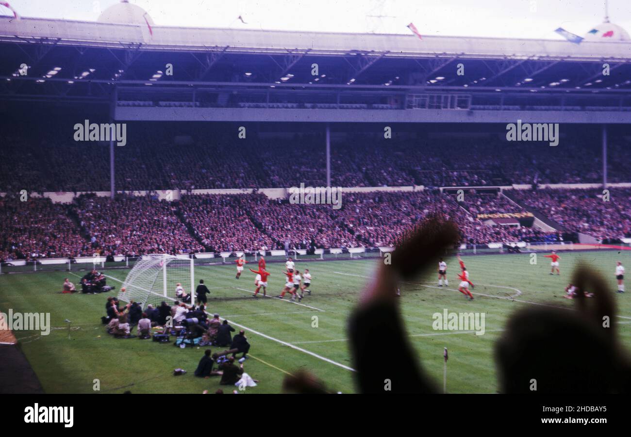 WM-Finale 1966 Fan-Amateur-Fotos von den Ständen 30th. Juli 1966 Finale England gegen Westdeutschland Martin Peters punktet in der 77th. Minute, um es zu schaffen 2-1 Foto von Tony Henshaw Archiv Stockfoto