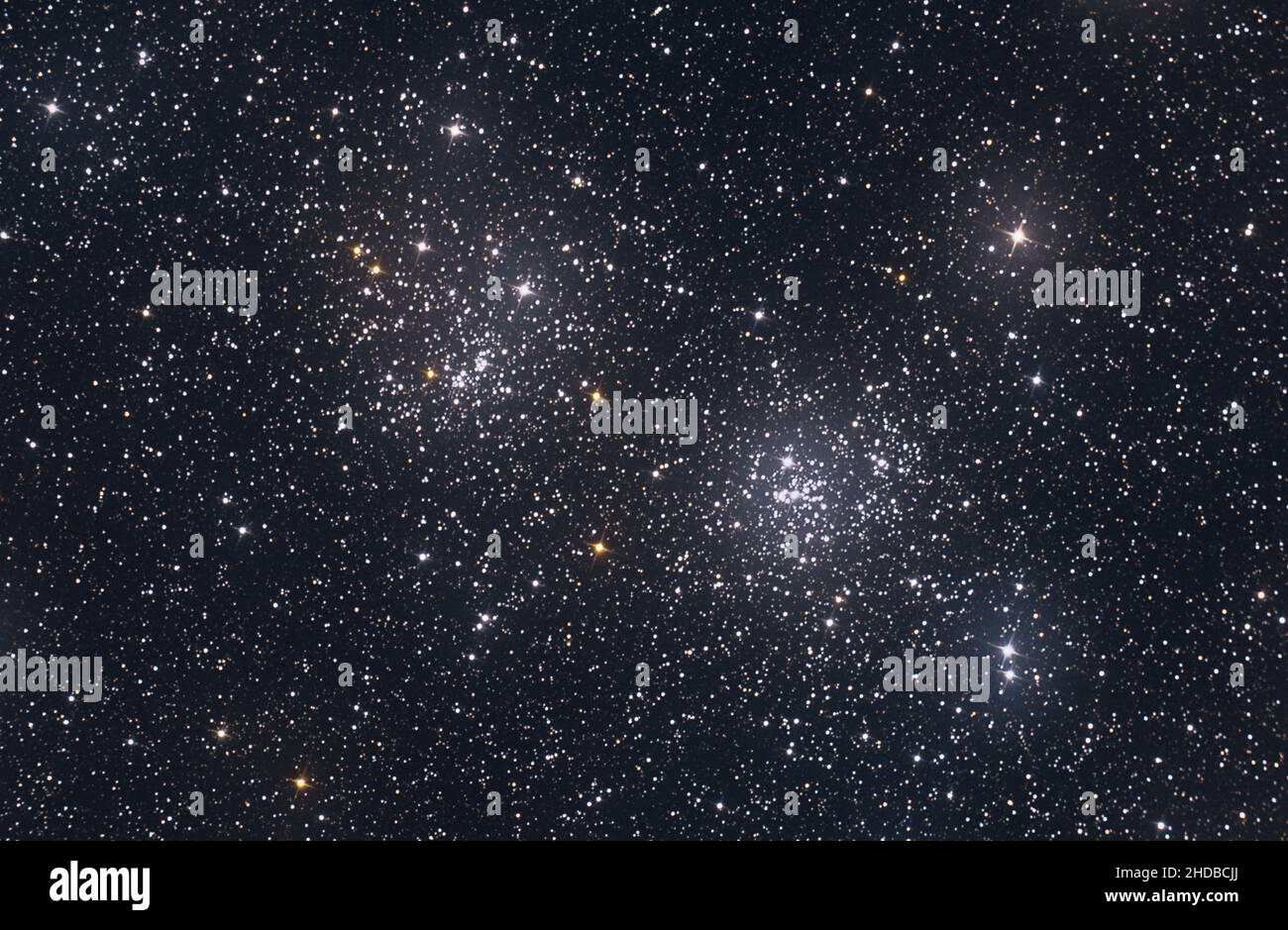 Der Doppelsternhaufen besteht aus den offenen Sternhaufen NGC 869 und NGC 884. Beide Cluster sind recht jung bei 12,8Myr und blau-verschoben auf uns zu steuern bei Stockfoto