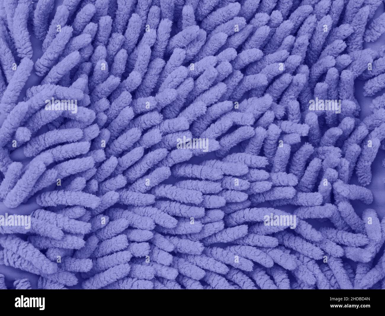 Blau violett flauschige Microfaser-Mopp-Textur. Top Farbtrend des Jahres 2022. Stockfoto