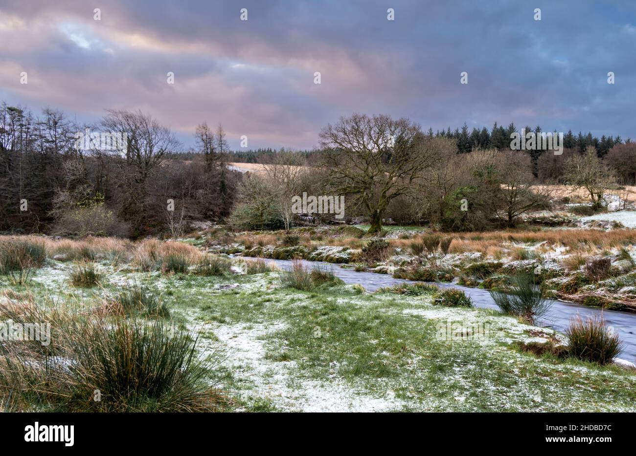 Postbridge, Dartmoor National Park, Devon, Großbritannien. 5th Januar 2022. UK Wetter: Eine winterliche Szene in der Nähe von Postbridge, Dartmoor, wenn die Sonne an einem kalten und knackigen Januarmorgen aufgeht. Die kalten Bedingungen werden sich diese Woche fortsetzen. Kredit: Celia McMahon/Alamy Live Nachrichten Stockfoto