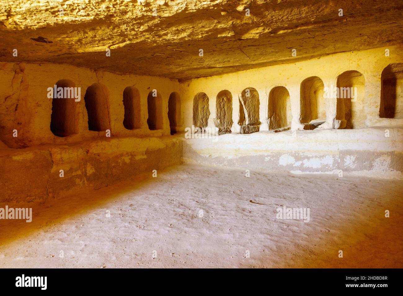 Blick auf eine Grabhöhle in der alten nabatäischen Stadt Avdat, heute ein Nationalpark, in der Negev-Wüste im Süden Israels Stockfoto