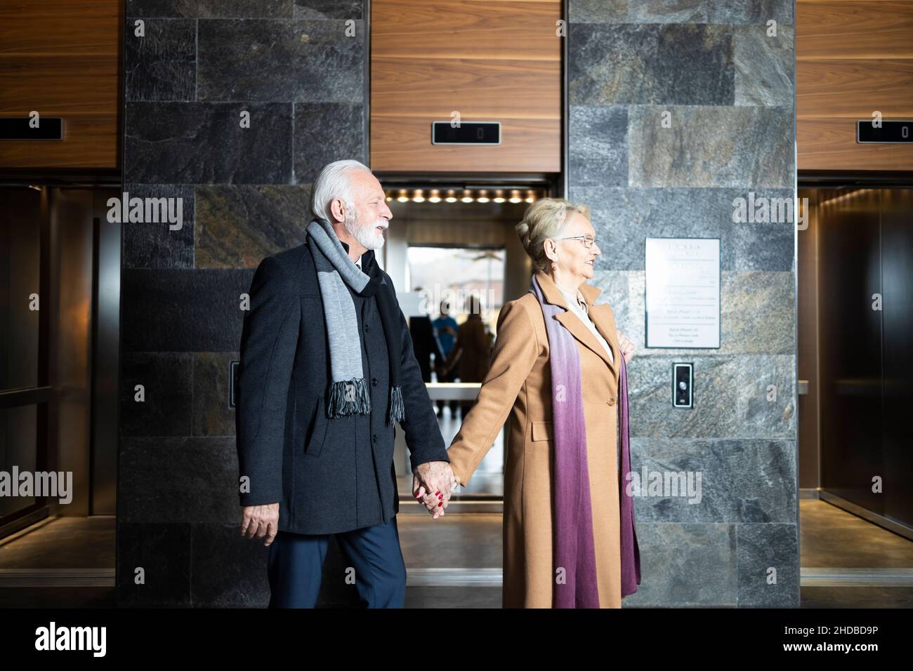 Zwei verheiratete Erwachsene gehen Hand in Hand zusammen Stockfoto