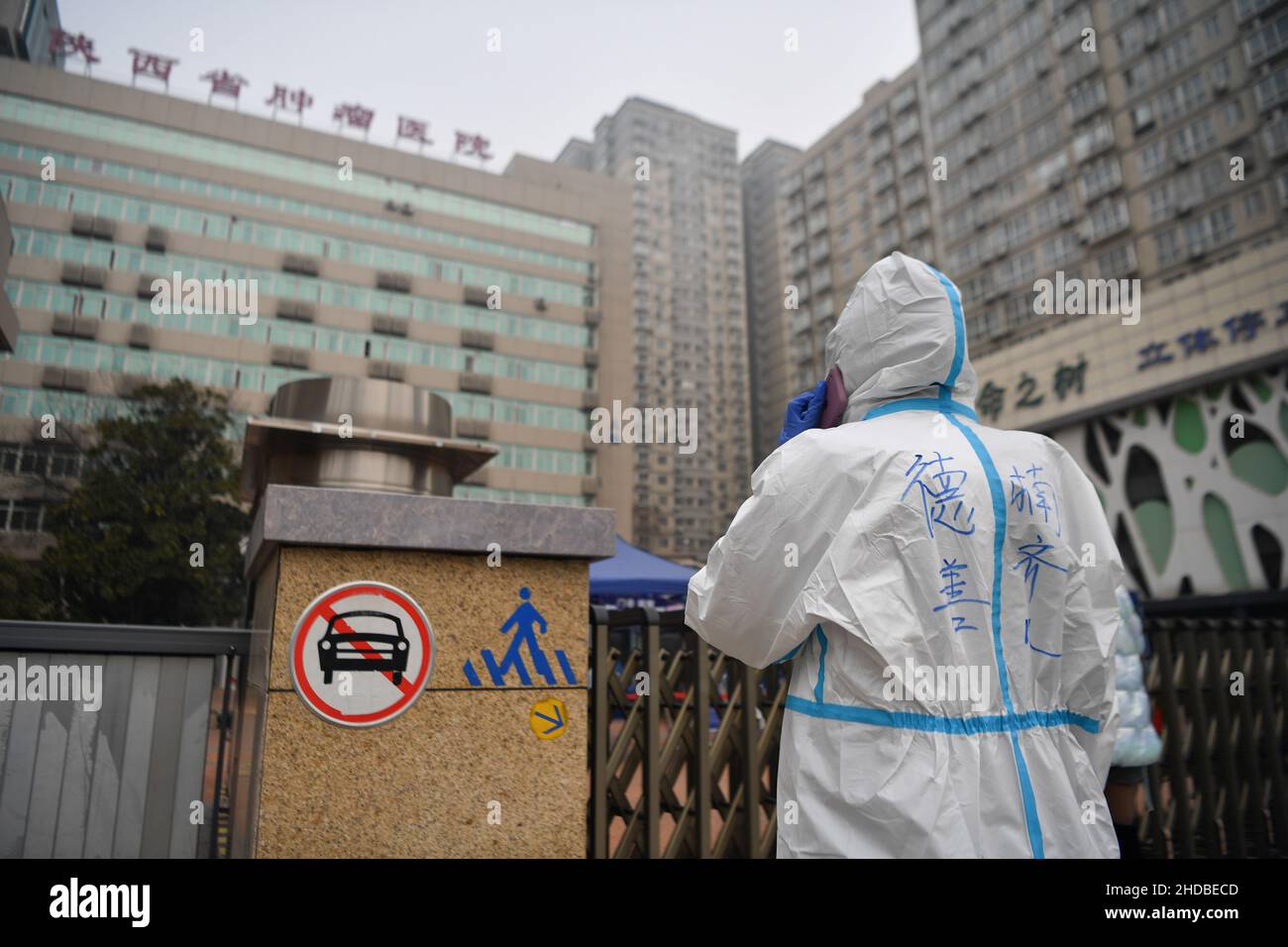 (220105) -- XI'AN, 5. Januar 2022 (Xinhua) -- Ein Freiwilliger kontaktiert die Familien der Patienten, um im Krebskrankenhaus der Provinz Shaanxi im Bezirk Yanta von Xi'an, nordwestlich der chinesischen Provinz Shaanxi, Essen zu nehmen, 5. Januar 2022. Deshan, eine Gemeinschaftsküche im Bezirk Yanta von Xi'an, wurde als „krebsbekämpfende Küche“ geführt und bietet Krebspatienten und ihren Familien die Möglichkeit, Mahlzeiten zuzubereiten. Xu Kai, der Gründer der Gemeinschaftsküche, verwandelte diese „krebsbekämpfende Küche“ in eine „Kampf-gegen-Epidemie-Küche“, nachdem die Stadt vor kurzem vom Wiederaufleben des COVID-19 getroffen wurde. Bisher haben sich mehr als 30 Freiwillige gemeldet Stockfoto