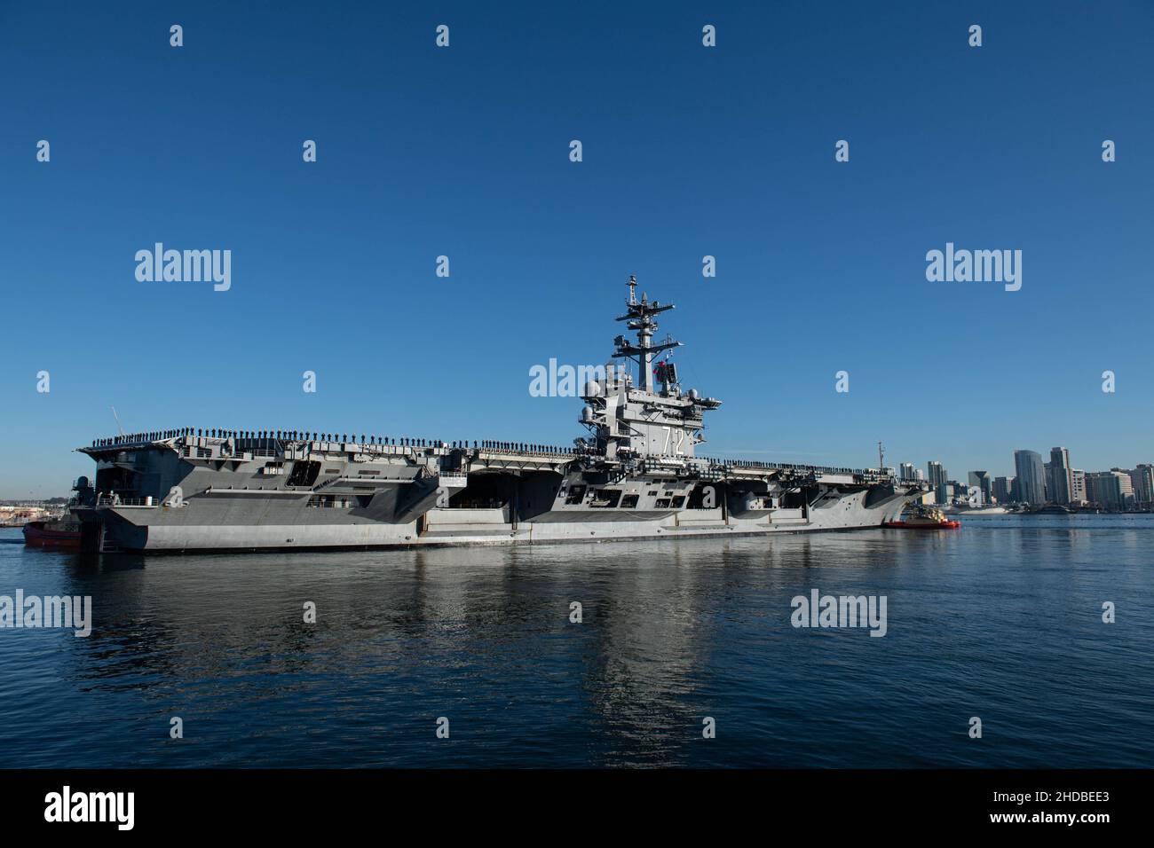 Der Flugzeugträger USS Abraham Lincoln (CVN 72) der Nimitz-Klasse umstellt die San Diego Bay in San Diego, Kalifornien, für einen planmäßigen Einsatz am 3. Januar 2022. Die Abraham Lincoln Carrier Strike Group besteht aus Carrier Strike Group 3, USS Abraham Lincoln (CVN 72), Carrier Air Wing (CVW) 9, Destroyer Squadron 21, dem Ticonderoga-Klasse Lenkraketen-Kreuzer USS Mobile Bay (CG 53), Und die Arleigh Burke-Klasse mit Lenkraketen USS Fitzgerald (DDG 62), USS Gridley (DDG 101), USS Sampson (DDG 102) und USS Spruance (DDG 111). Abraham Lincolns eingeschiffter Luftflügel besteht aus der „Wallba Stockfoto