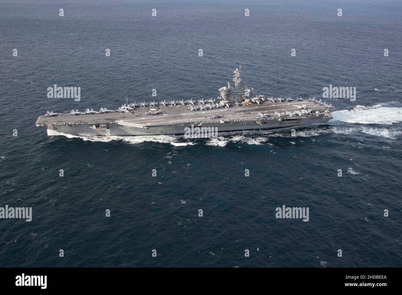Der Flugzeugträger USS Abraham Lincoln (CVN 72) der Nimitz-Klasse durchfliegt den Atlantik während einer Transitübung im Atlantik am 30. Januar 2019. Abraham Lincoln führt derzeit eine Composit Training Unit Exercise (COMPTUEX) mit der Carrier Strike Group (CSG) 12 durch. Die Komponenten von CSG 12 verkörpern ein „Team-of-Teams“-Konzept, das fortschrittliche Oberflächen-, Luft- und Systemressourcen kombiniert, um Betriebsfähigkeit zu schaffen und aufrechtzuerhalten. Dies ermöglicht ihnen, sich auf globale Operationen vorzubereiten und diese durchzuführen, effektive und dauerhafte Führung und Kontrolle zu haben und Engagement und Engagement für b zu demonstrieren Stockfoto