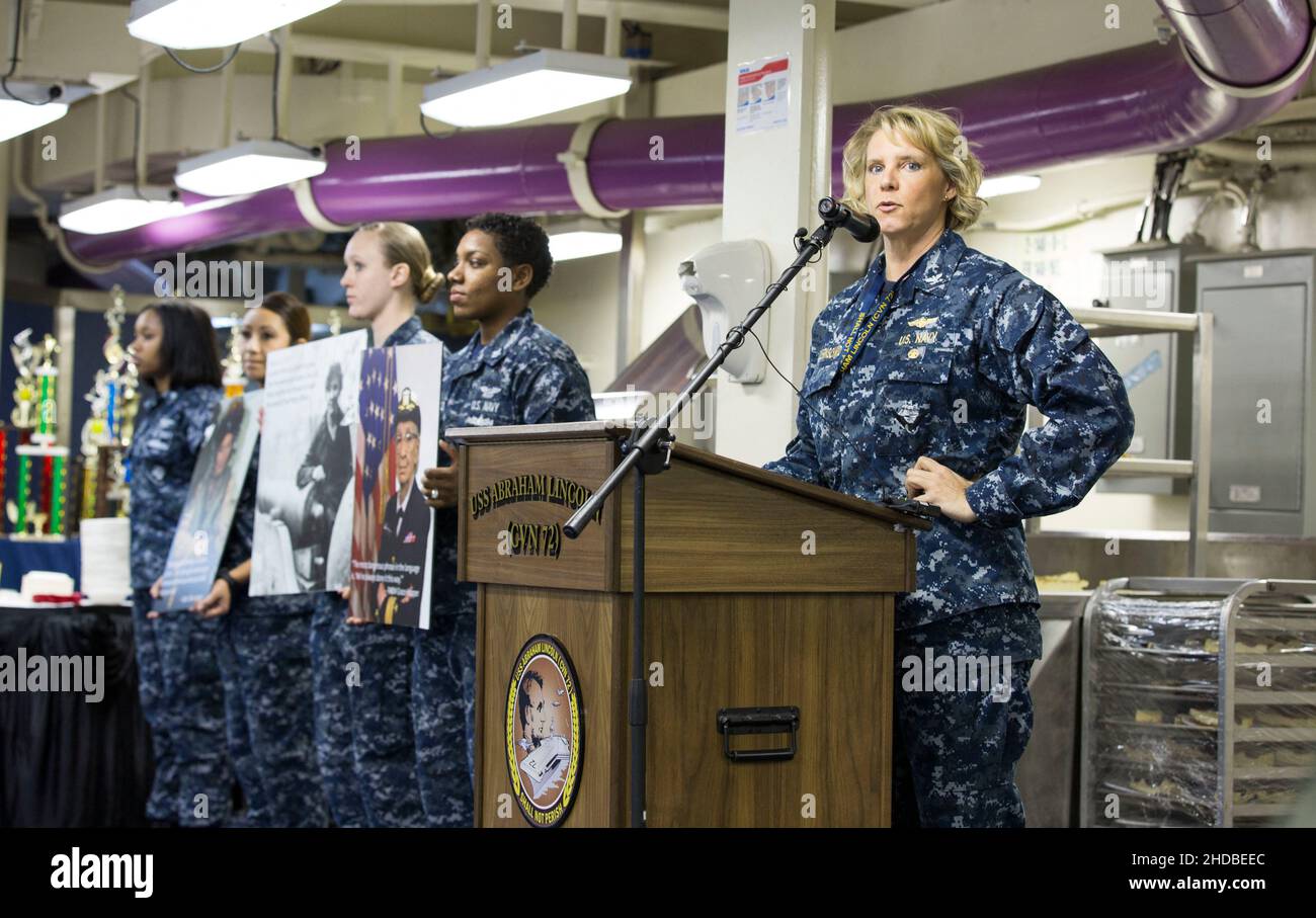 Die leitende Beamtin des Flugzeugträgers USS Abraham Lincoln (CVN 72) der Nimitz-Klasse, Captain Amy Bauernschmidt, spricht während eines Women's History Month Observing am 3. März 2017 in Newport News, Virginia. Die Veranstaltung würdigte legendäre Frauen der Marine wie Konteradmiral Grace Hopper, Captain Sarah Joyner und Chief Yeoman Loretta Walsh. Am Montag, den 3. Januar 2022, verließ die USS Abraham Lincoln San Diego zum ersten Mal auf einem planmäßigen Einsatz unter dem Kommando von Kapitän Bauernschmidt. Foto von Juan Cubano / US Navy via CNP/ABACAPRESS.COM Stockfoto