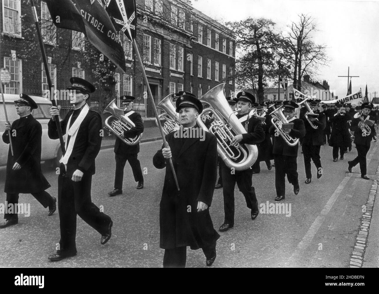 Heilsarmee-Band auf Kreuzzug in Cannock, Großbritannien, Großbritannien Stockfoto
